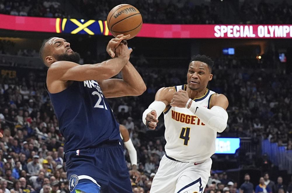 中国男篮半场领先4分：最多领先15分 胡金秋12分胡明轩15分