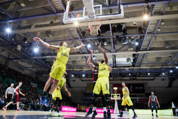 半场战报：青岛海牛1-0河南，林创益破门